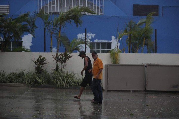 INFORME ESPECIAL: Huracán Irma comienza a destrozar el estado de Florida