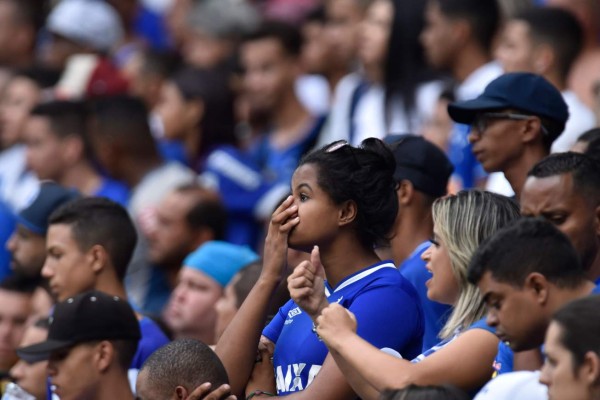 ¡Caos en Brasil! Desciende el Cruzeiro y el estadio se convierte en zona de guerra