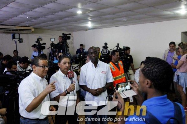 Risas, bromas y pláticas individuales de Pinto en el último entreno de Honduras