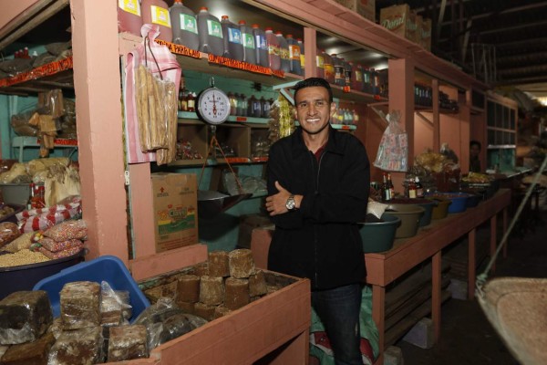 Así es la vida de 'Maco' Mejía alejado de los lujos y en medio de un mercado en Honduras
