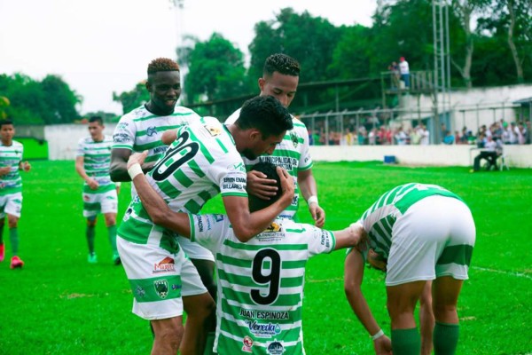 Liga de Ascenso: Uniforme del Barcelona, cancha inundada y Maco Mejía dando instrucciones