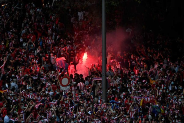 Desafian al Covid-19 y muere un hincha: Así fue el loco festejo tras consagración del Atlético en la liga española