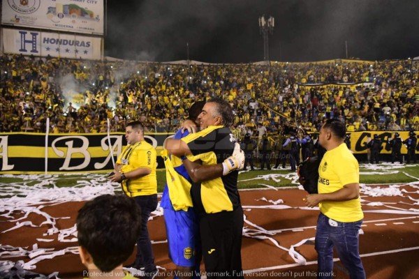 ¡Besos y gritos! La eufórica celebración de Real España, campeón de la Copa Premier