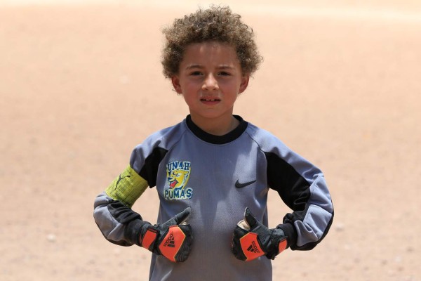 Los niños que son figuras en las polvorientas canchas de Tegucigalpa