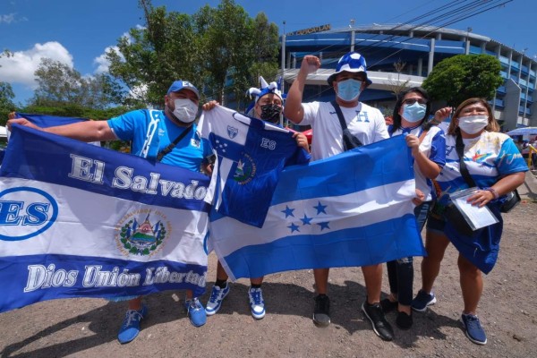 ¡Ambientazo! Hondureños se hacen sentir en el Cuscatlán y hasta Francisco Morazán llegó con su traje de general