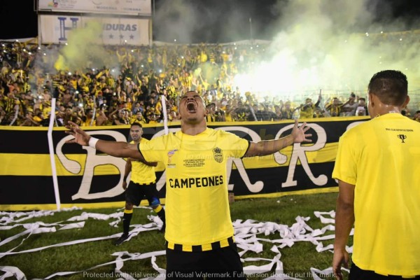 ¡Besos y gritos! La eufórica celebración de Real España, campeón de la Copa Premier