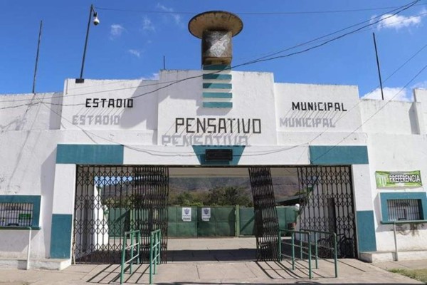 Los feos y raros estadios en El Salvador, Nicaragua y Guatemala