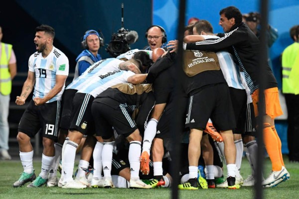 Lo que no se vio en TV: La fría celebración de Sampaoli con Messi y el show de Maradona en las gradas