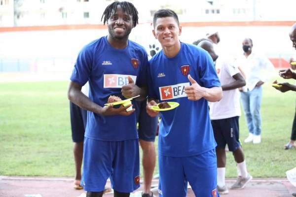 ¡Hasta la hace de modelo! Así es la nueva vida del volante hondureño Bryan Moya en Angola