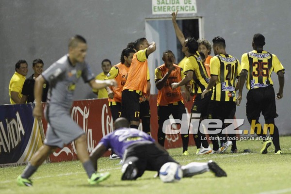 Con triplete de Cardozo Real España vence a Parrillas One.