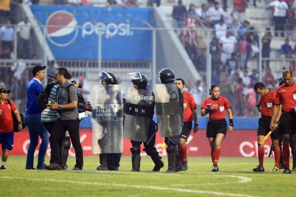 No viste en TV: Bronca de Caballero-Keosseián, presión a Pastrana e intercambio de camisas