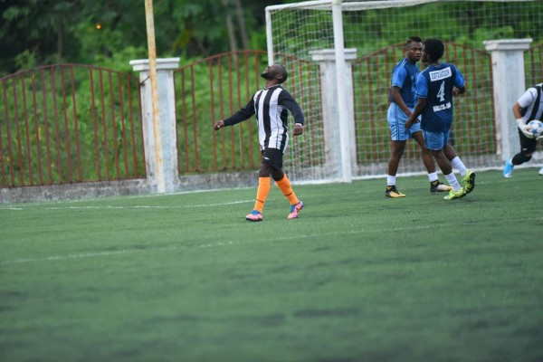 ¡Lindo ambiente! Ex jugadores y legionarios hondureños juegan partido benéfico en La Ceiba