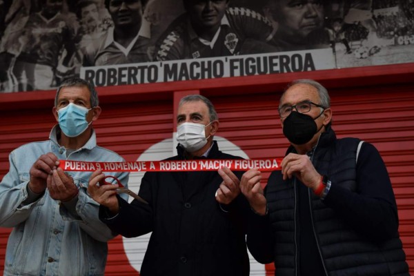 ¡Placas, trofeos y una puerta con su nombre! Lo homenajes a futbolistas hondureños en el extranjero