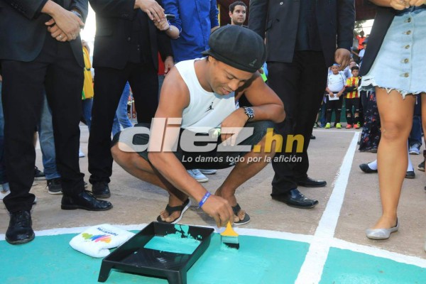 ¡Espectacular! Ronaldinho llevó tremenda felicidad a niños de Honduras