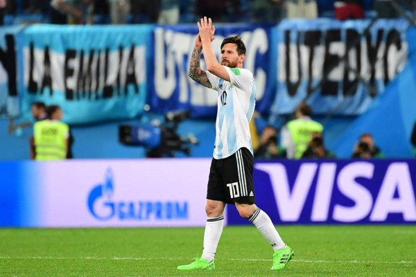 FOTOS: El emotivo festejo de Messi tras clasificar con Argentina a octavos