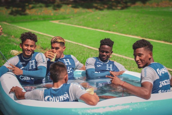 Un baño de refrescante de Darixon Vuelto, piscina y todo lo demás: las fotos más curiosas de la preparación Sub-23 de Honduras