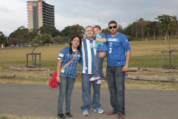 El apoyo de la afición Hondureña ante los Panameños.