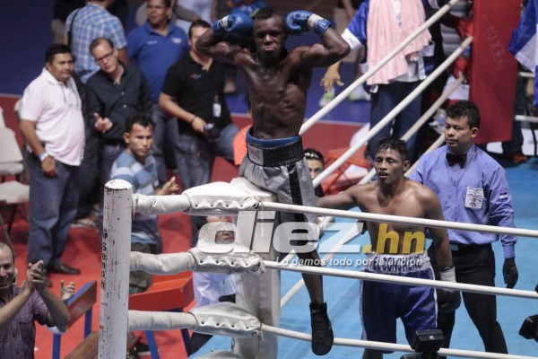 Noche de combates en la Villa Olímpica.