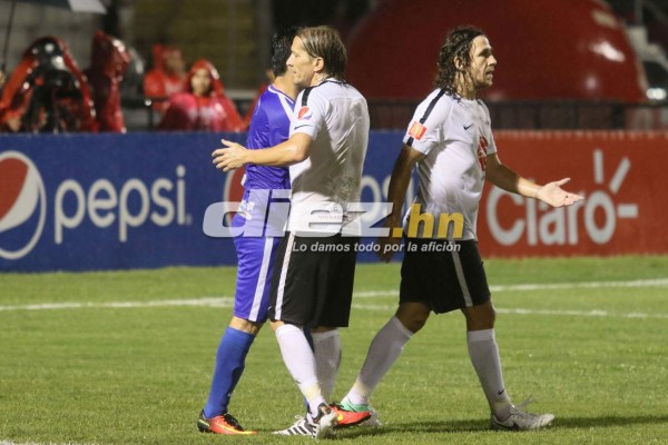 NO SE VIO EN TV: El hincha que buscaba una foto con una Leyenda del Mundo y la petición a Puyol