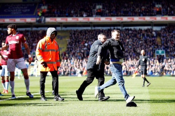 EN FOTOS: Brutal agresión de un aficionado a un jugador en pleno partido en Inglaterra&nbsp;&nbsp;