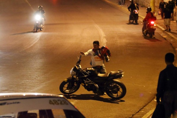 ¡BRUTAL! Las barras de Olimpia y Motagua protagonizan pelea campal