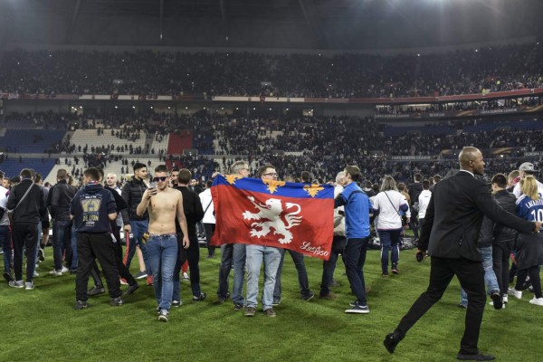 Tensión, pánico, lamentos; Las impactantes imagenes del Lyon contra el Besiktas