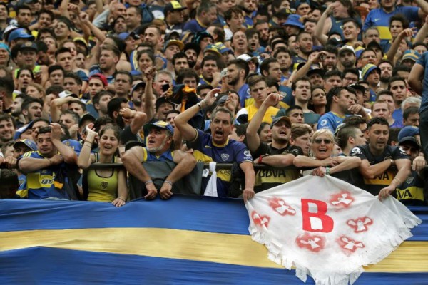 No se vio en TV: El regaño de Tévez a jugadores de Boca y la manta que enoja a River