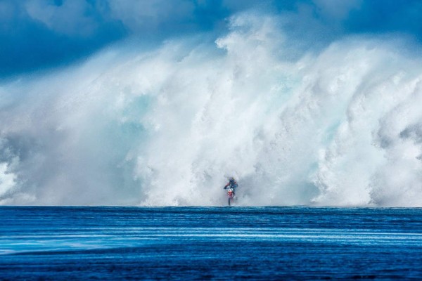 El australiano Robbie Maddison surfea colosales olas en motocicleta