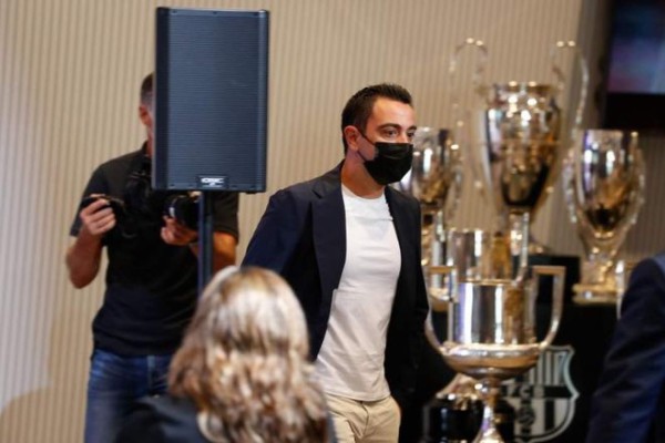 Las desgarradoras imágenes de Messi en su despedida: mar de lágrimas frente a Antonela y leyendas del Barcelona