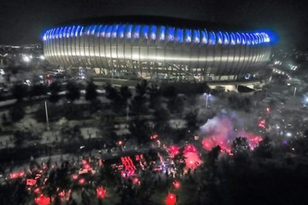 Espectacular recibimiento a Rayados, exDT del Real España homenajeado en el BBVA Bancomer