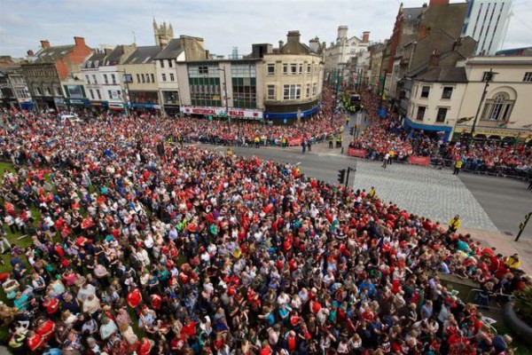 El impresionante recibimiento a Gales tras su gran Eurocopa