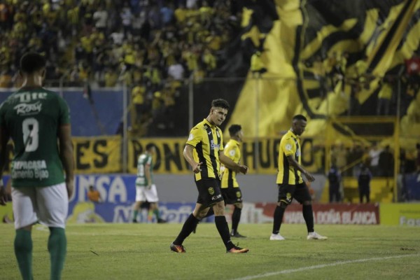 NO SE VIO: Vargas pierde los estribos, la bella chica y la euforia aurinegra
