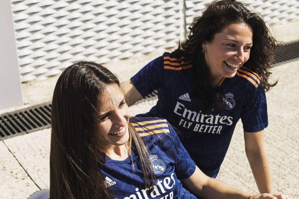 Con arte urbano y nuevo logo de la Champions: así es la segunda equipación del Real Madrid para la temporada 2021/22