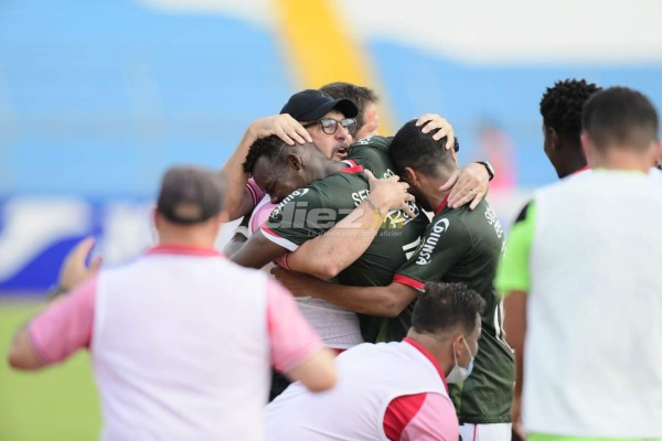 El 'firulai' en el Olímpico, espectador de lujo en el palco y el eufórico abrazo al Tato García