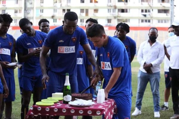 ¡Hasta la hace de modelo! Así es la nueva vida del volante hondureño Bryan Moya en Angola