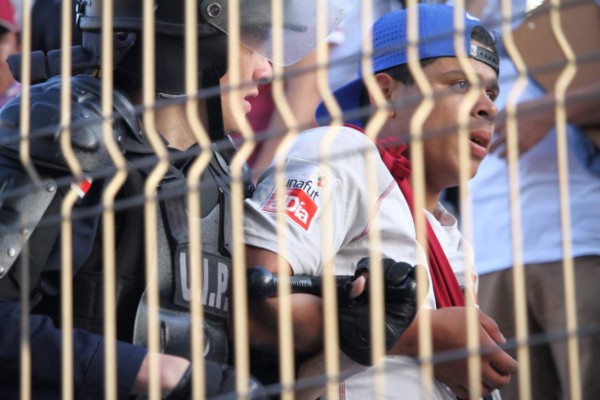 Clásico entre Saprissa y Alajuelense se detuvo por pelea entre aficionados y policías