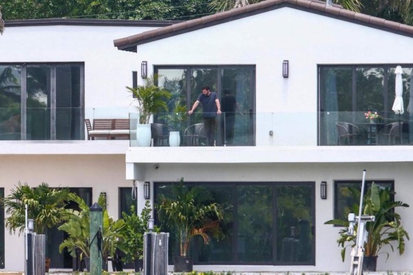 Filtran fotos de Jennifer Lopez y Ben Affleck juntos en Miami; captados en un balcón y en el gym