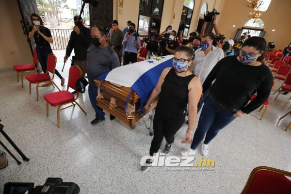 El maestro ya brilla en el cielo: así fue el último adiós de Chelato Uclés en medio de lágrimas