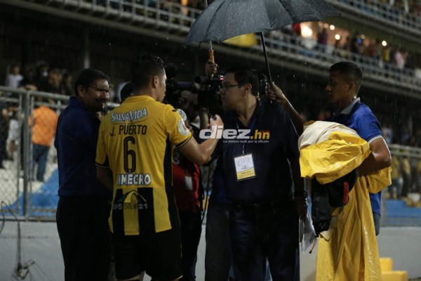 CURIOSAS: Policías en la cancha, pancarta y la acción de recogebalones