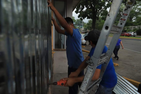 ¡Blindados! Negocios en Honduras se preparan y protegen ante una posible ola de saqueos tras las elecciones&nbsp;&nbsp;