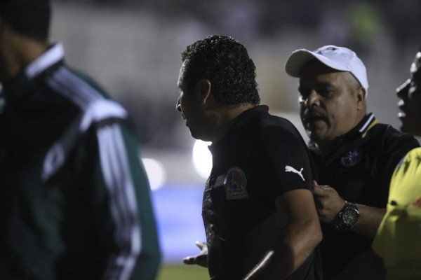 Las 'rabietas' más recordadas de los entrenadores hondureños por las que fueron expulsados