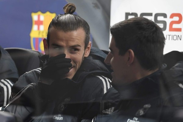 En fotos: El sufrimiento de Lionel Messi en el banquillo del Barcelona contra el Real Madrid