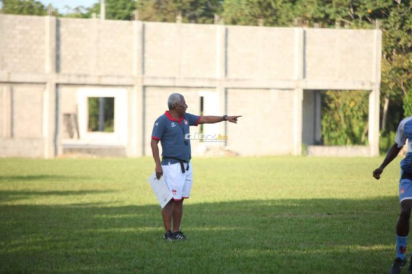 Puntual y corrector, así fue el primer entreno de Héctor Castellón en su regreso al Vida