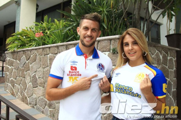 Así es Magali, la sexy novia de Guillermo Chavasco que calienta el clásico Olimpia-Motagua