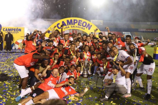 La historia detrás de 'La Taflo', el 'talismán' y comediante que volvió a celebrar otro título con el Olimpia