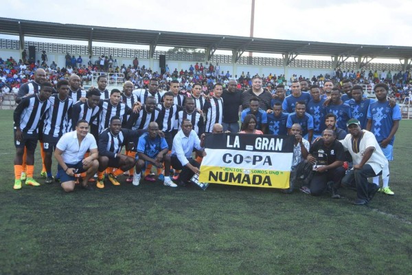 ¡Lindo ambiente! Ex jugadores y legionarios hondureños juegan partido benéfico en La Ceiba