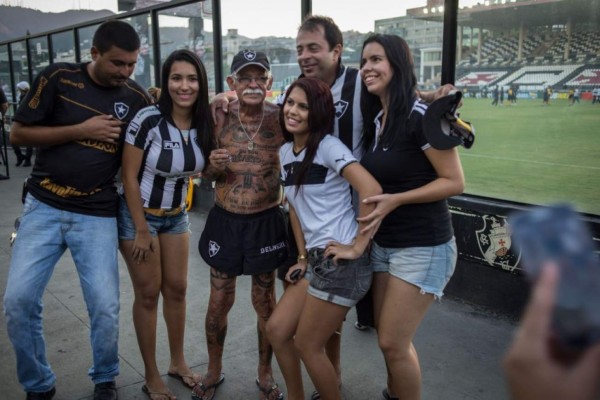 Delneri Martins Viana y sus 83 tatuajes del Botafogo de Brasil