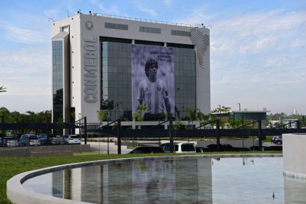 Sigue la tristeza y los homenajes: Las nuevas imágenes por el mundo del adiós a Maradona