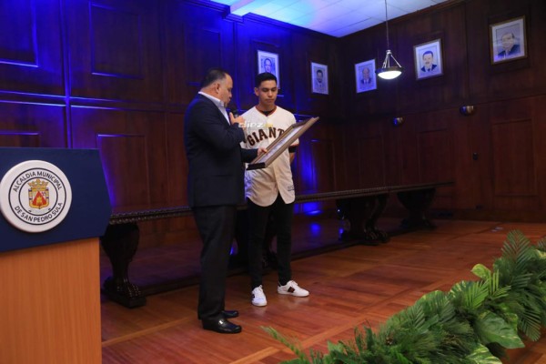 Las imágenes del homenaje que recibió Mauricio Dubón en San Pedro Sula