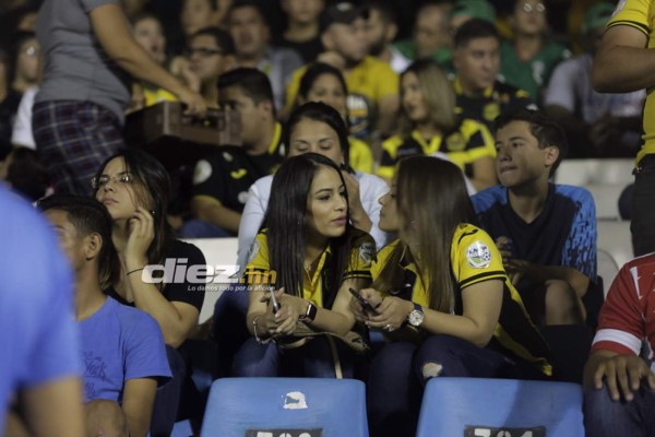 Las otras fotos del clásico: La preciosa esposa de Mario Martínez, la rubia y el malabarista